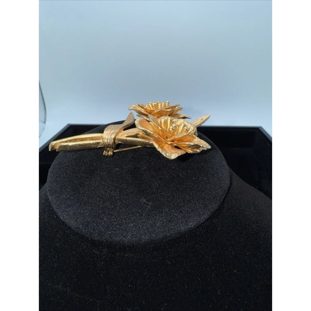 Stunning Gold Tone Double Flower Brooch / Pin Vintage